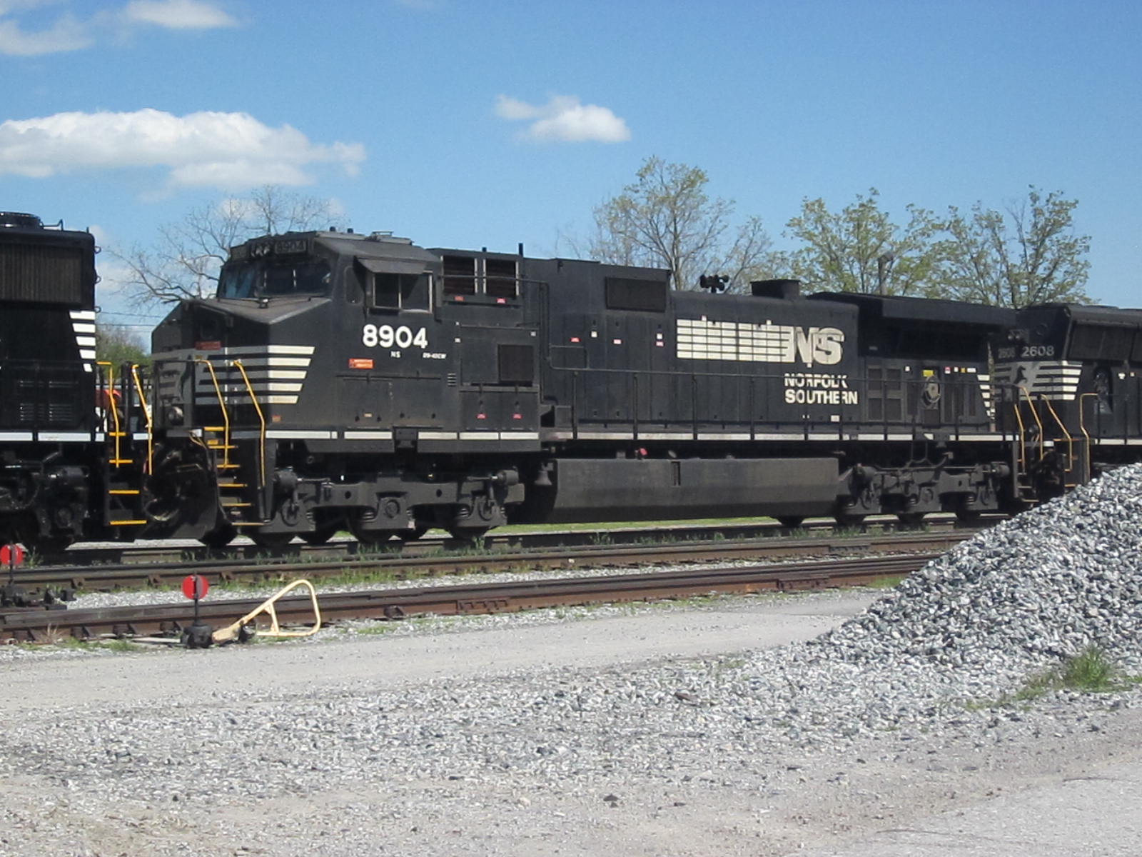 NS 8904 with 6916 and 2608 being fueled.
